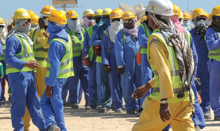Mundial de Futebol em cada vez maior risco de se alicerçar em abusos de trabalhadores migrantes com o falhanço do Qatar em fazer reformas
