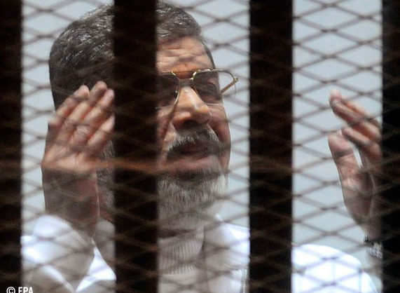 Tribunal egípcio avança para sentença de morte a ex-Presidente Morsi e mais 100 num “julgamento de farsa”