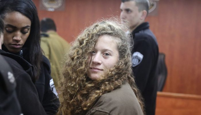 Libertação de Ahed Tamimi é um momento agridoce com tantas crianças palestinianas a definharem nas prisões de Israel