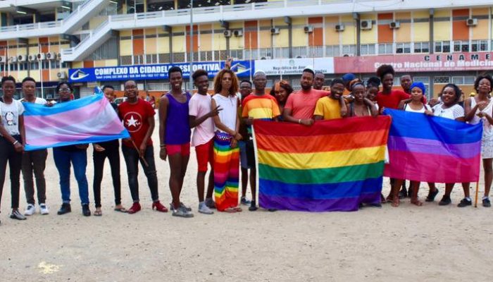 O içar da bandeira LGBTIQ em Angola
