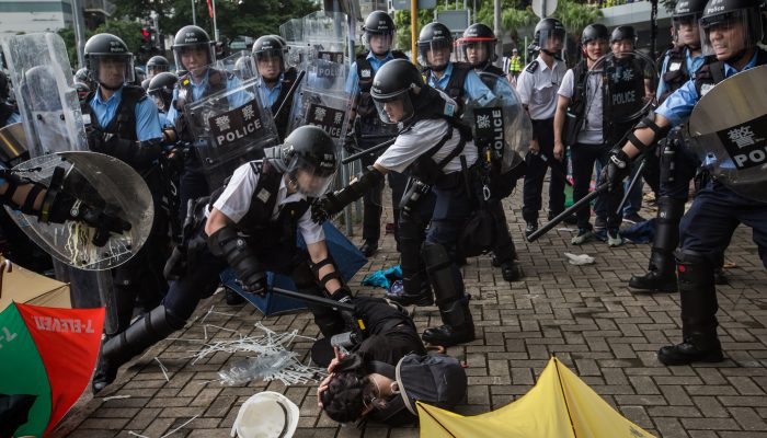 Hong Kong: Atuação da polícia continua por investigar