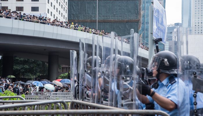 Hong Kong: Governo deve investigar abusos da polícia e rejeitar a “linha vermelha” de Pequim