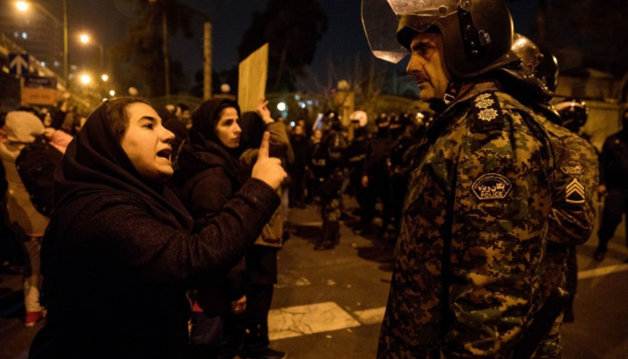 Irão: Repressão de protestos faz dezenas de feridos