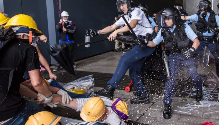 Hong Kong: Violência policial continua por investigar