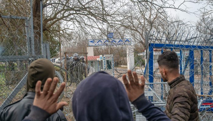 Grécia/Turquia: Requerentes de asilo e migrantes mortos e alvo de abusos