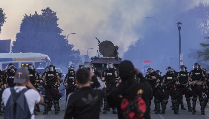 EUA: Nova investigação alerta para padrão continuado de violência policial contra manifestantes