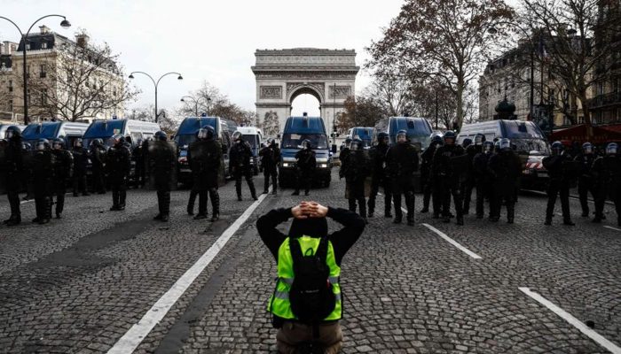 França: Milhares de manifestantes pacíficos punidos em onda repressiva antes e depois da COVID-19