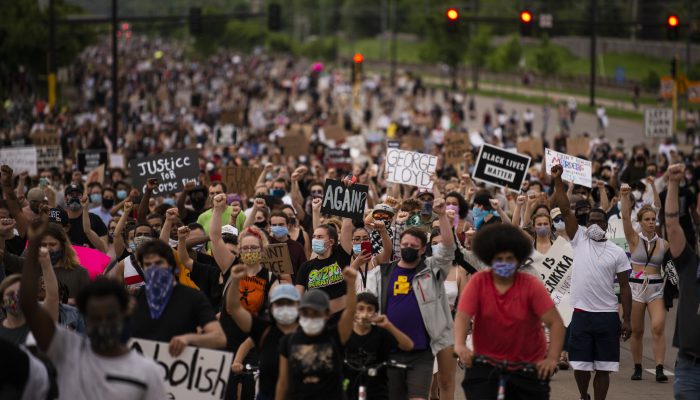 “We the People”: O eco da História e o futuro que espreita