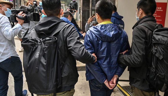 Hong Kong: Detenções em massa de figuras da oposição destacam o poder repressivo da lei de segurança nacional