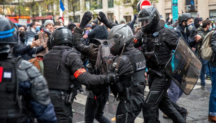 França: lei de segurança gera polémica e repressão