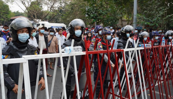 Myanmar: Destacamento de tropas e de vasto arsenal militar para reprimir protestos