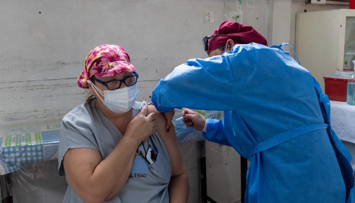 Américas: Estados podem derrotar a COVID-19 com planos de vacinação que respeitem os direitos humanos