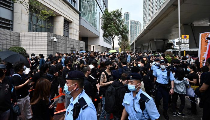 Hong Kong: Lei de Segurança Nacional criou emergência de direitos humanos 