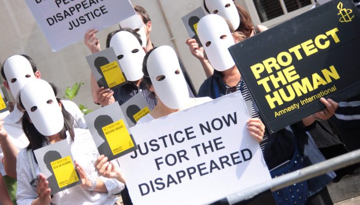Paquistão: Autoridades devem cumprir promessa de acabar com desaparecimentos forçados