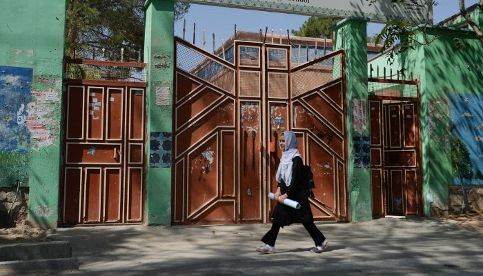 Afeganistão: Talibãs devem permitir regresso imediato e seguro de raparigas à escola