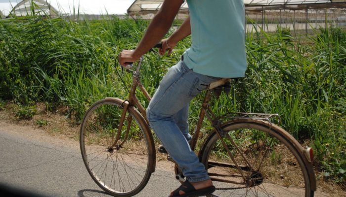 Mikita Zalatarou, o rapaz que gosta de andar de bicicleta
