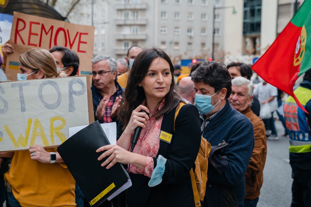 Manifestação de ucranianos frente a embaixada da Federação russa