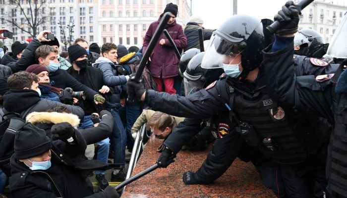 Rússia: Jornalistas detidos pela cobertura crítica da invasão à Ucrânia 