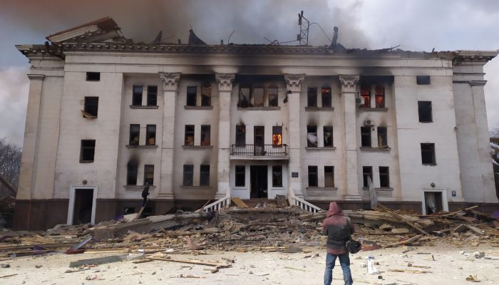 Ucrânia: “Um claro crime de guerra” das forças russas no ataque ao teatro de Mariupol