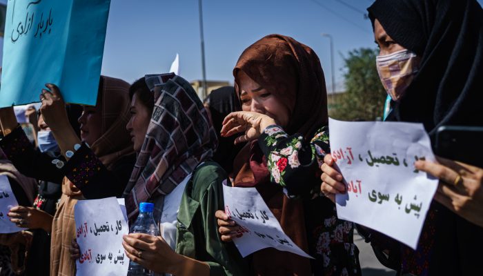 Afeganistão: Um ano de promessas por cumprir, restrições e violência dos Talibãs  