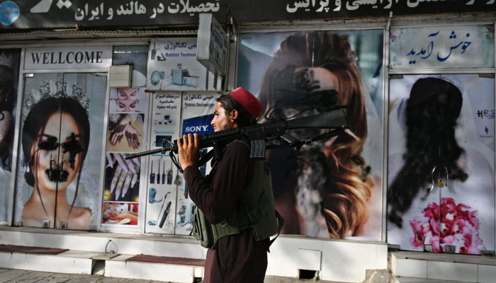 Afeganistão: Talibãs torturam e executam Hazaras em ataque deliberado