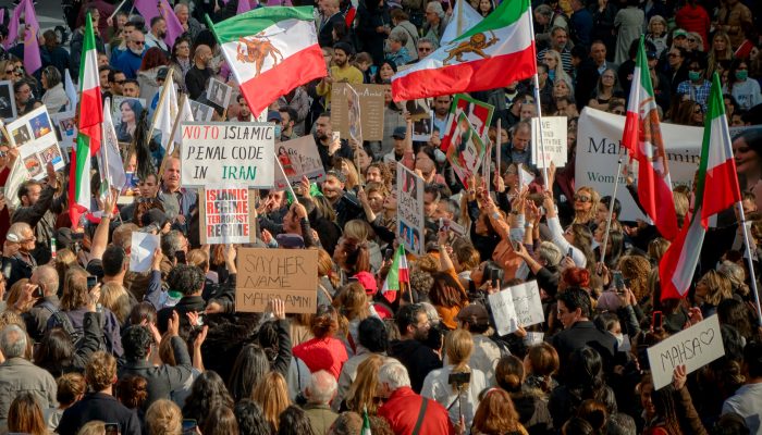 Irão: Medidas internacionais necessárias para terminar com repressão violenta