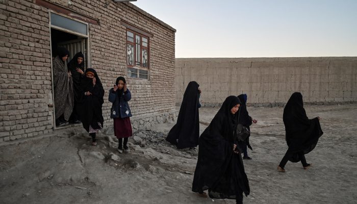Afeganistão: Abusos dos talibãs devem ser abordados no Conselho de Direitos Humanos da ONU