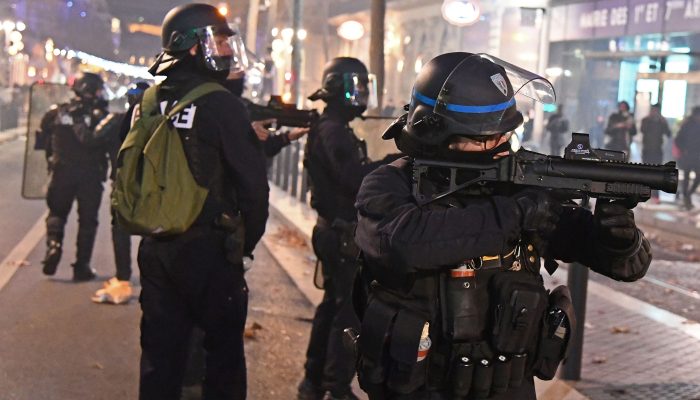 França: Uso de armas deve ser revisto para terminar com racismo sistémico nas forças de segurança