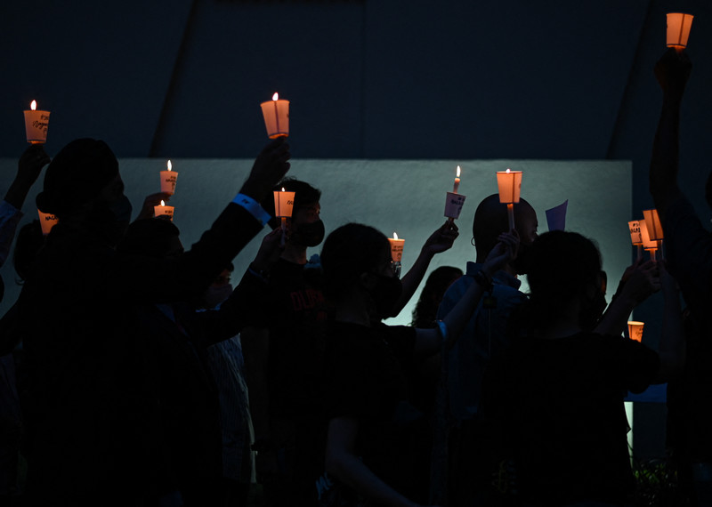 Vigilância com velas acesas.