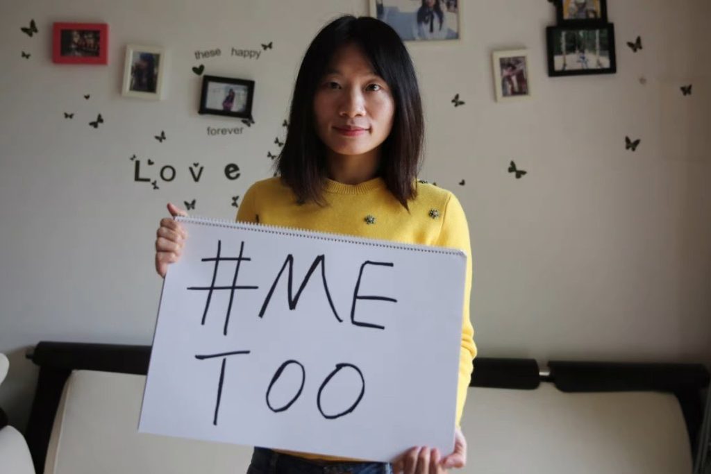 Mulher segurando um cartaz com a mensagem #ME TOO.