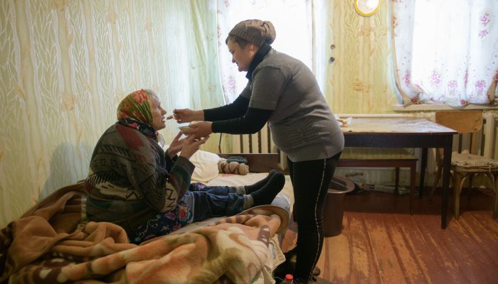 Ucrânia: Invasão russa provocou isolamento e negligência de pessoas idosas com deficiência