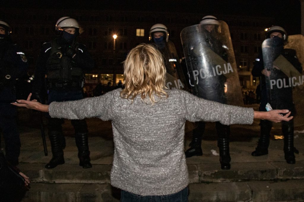Protesto frente à polícia.