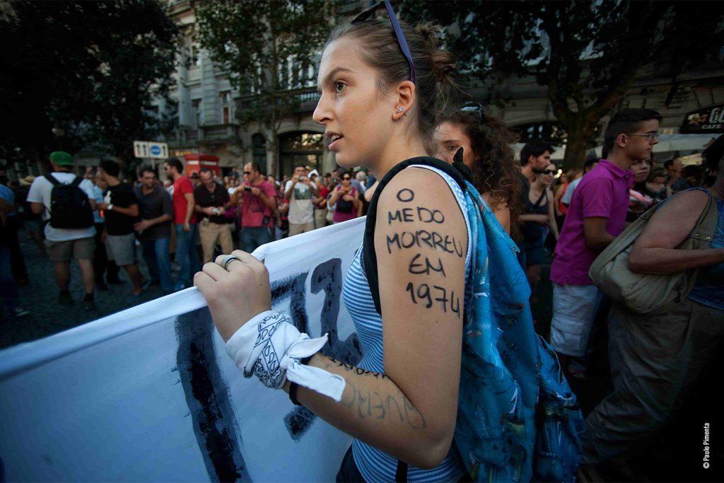 Protesto com frase escrita no braço: O medo morreu em 1974.