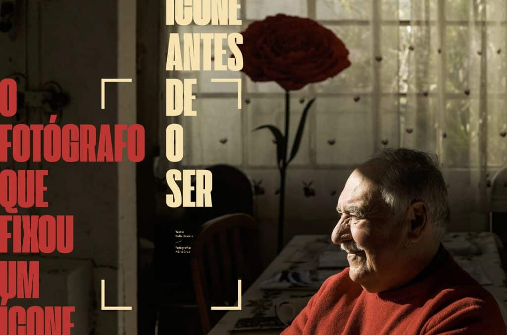 Retrato de um homem idoso sorridente em luz suave.