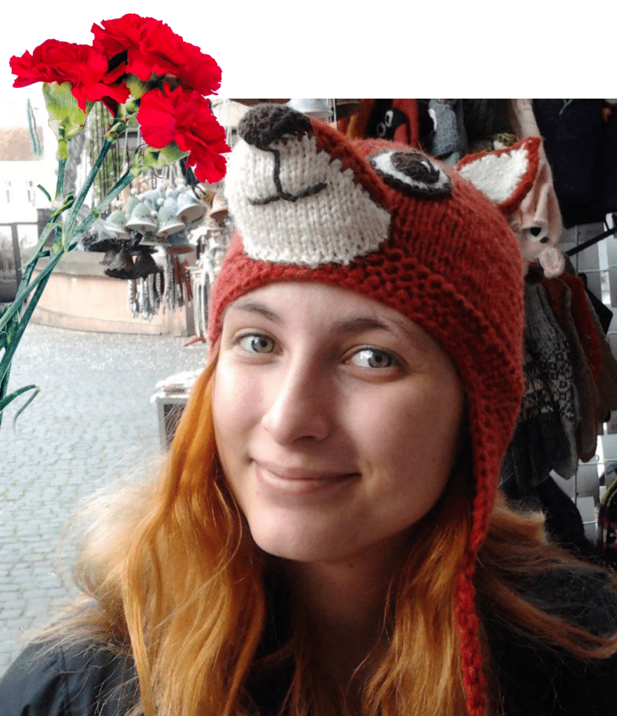 Rapariga com um gorro de raposa e flores.
