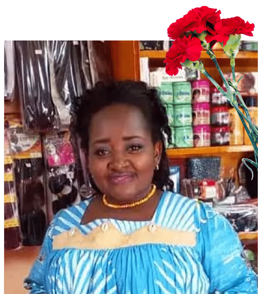 Mulher sorridente em loja de produtos de cabelo.