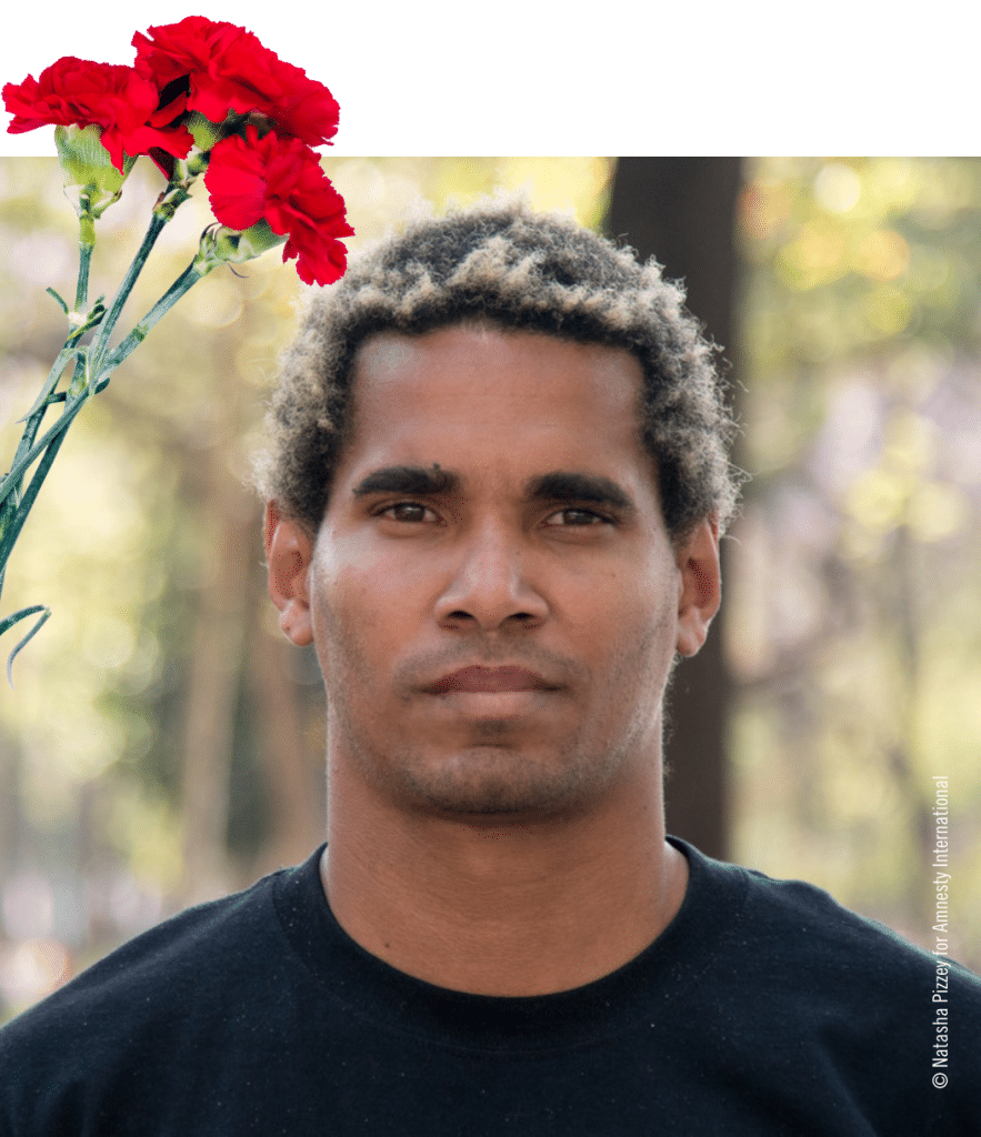 Retrato de um homem com flores vermelhas.