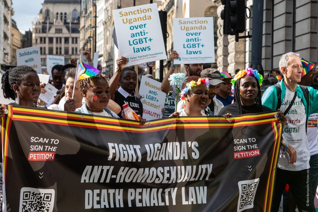 Protesto contra as leis anti-LGBT+ em Uganda.