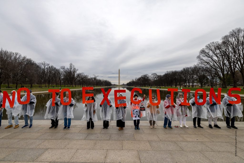 Protesto contra execuções.