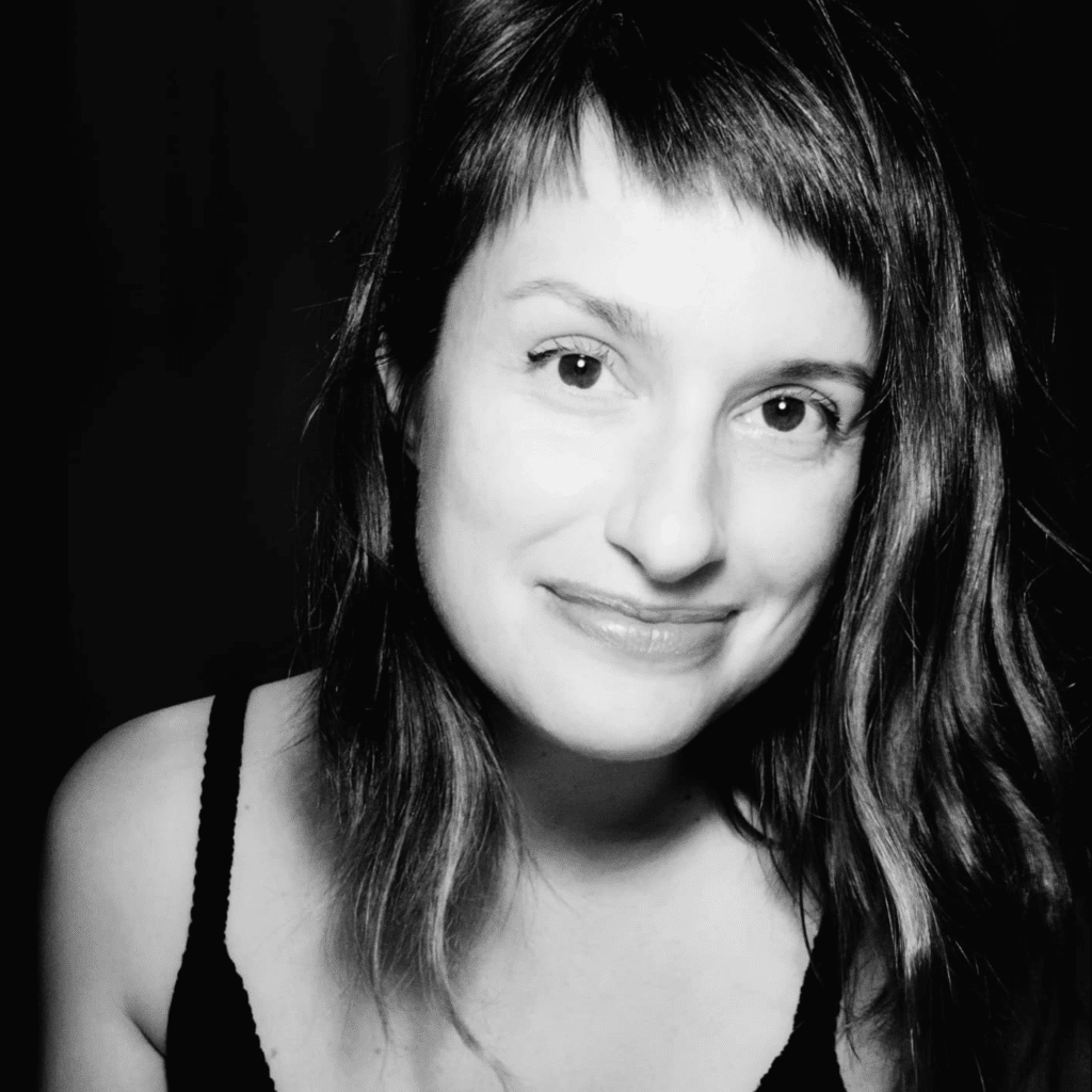 Retrato em preto e branco de uma mulher sorridente.