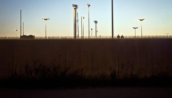 Itália: Abuso na detenção de migrantes em condições punitivas