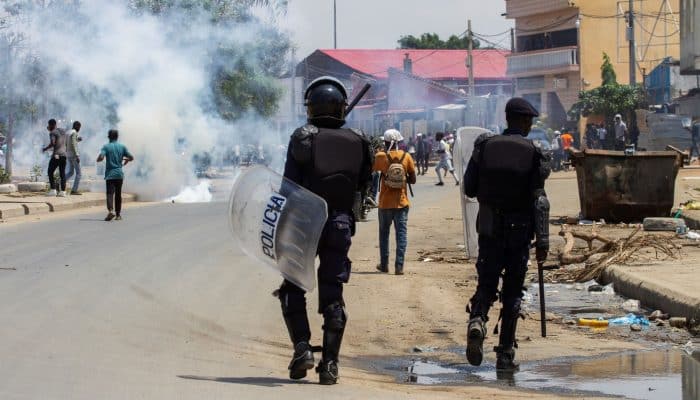 Manifestantes entre gás lacrimogéneo, balas e bastões em Angola