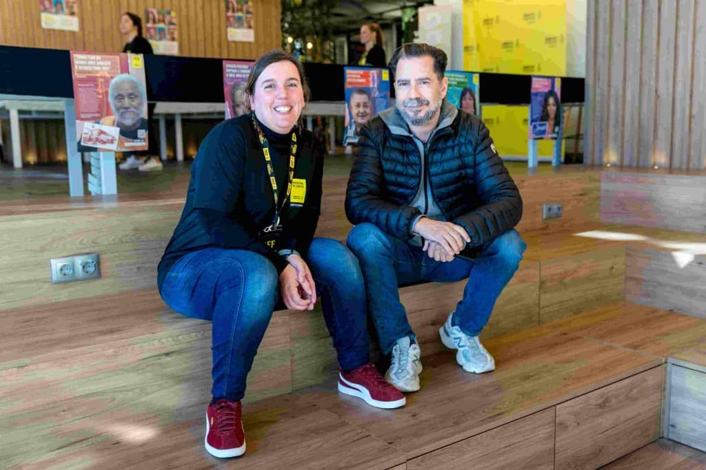 Luís Pedro Nunes (com a coordenadora de Campanhas da AI, Ana Teresa Santos) enviou mensagens para alguns dos presos na Maratona de Cartas. Foto © Paulo Tavares