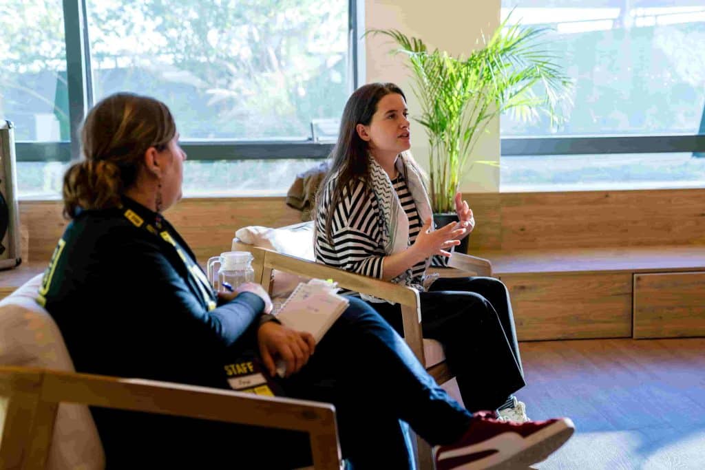 Joana Guerra Tadeu na conversa sobre combustíveis fósseis, no Dia Internacional dos Direitos Humanos. Foto © Paulo Tavares