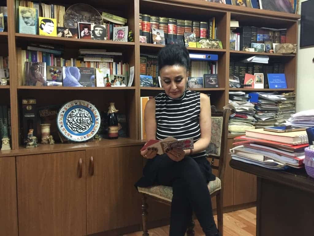 Eren Keskin está sentada no seu gabinete em Istambul e lê mensagens de solidariedade enviadas por membros e apoiantes da Amnistia Internacional a partir do seu gabinete em Istambul. Foto © Amnistia Internacional