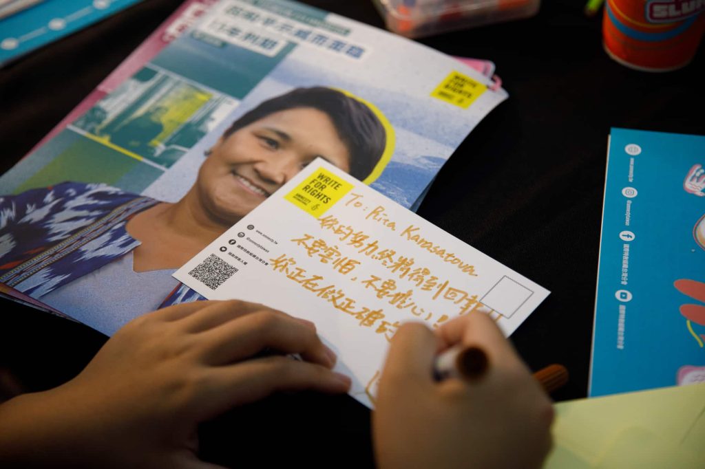 No âmbito da iniciativa Maratona de Cartas (“Write for Rights”), os ativistas da Amnistia Internacional em Taiwan escreveram cartas de apoio à defensora dos direitos humanos Rita Karasartova. Ela foi agora libertada. Foto © Amnistia Internacional Taiwan