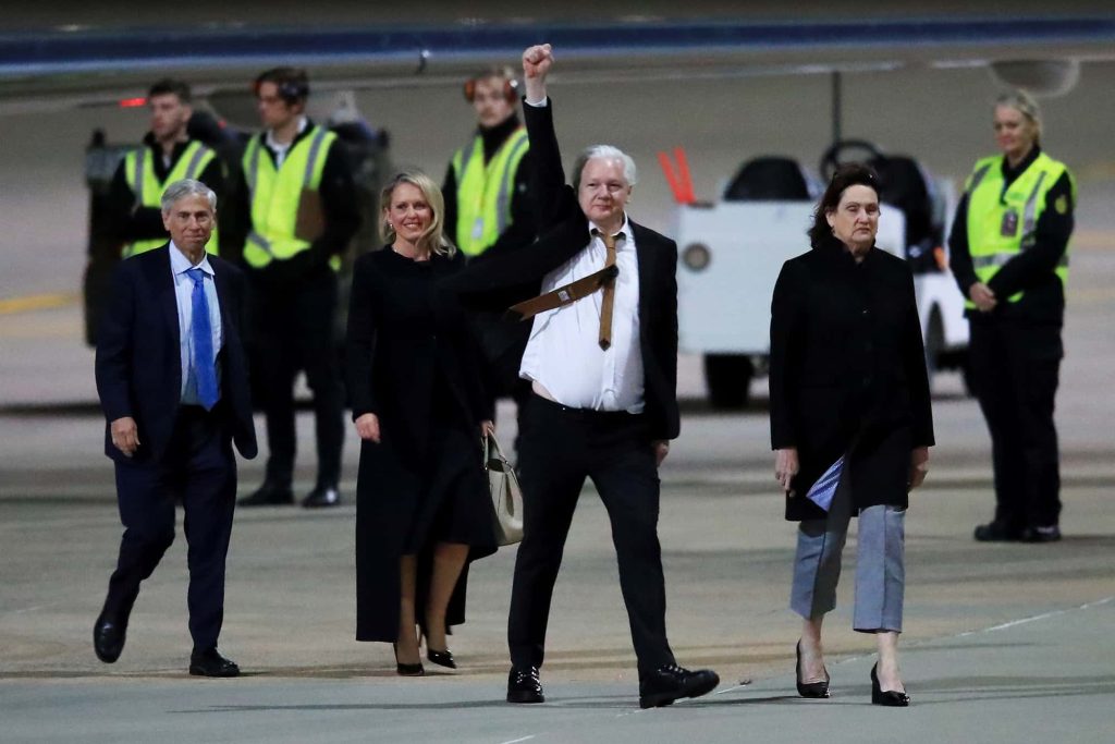 O fundador do WikiLeaks, Julian Assange, ergue o punho enquanto chega ao aeroporto de Camberra em 26 de junho de 2024, na capital da Austrália, como um homem livre. Foto © Roni Bintang/Getty Images