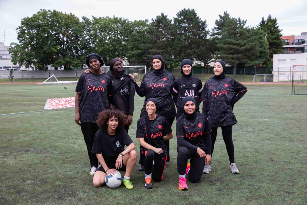 Um grupo de jogadoras de futebol com hijabs posa para uma fotografia de grupo. Les Hijabeuses é um coletivo de jogadoras de futebol que luta pela revogação da proibição do uso do hijab no futebol francês. Foto © Catalina Martin-Chico/Panos Pictures