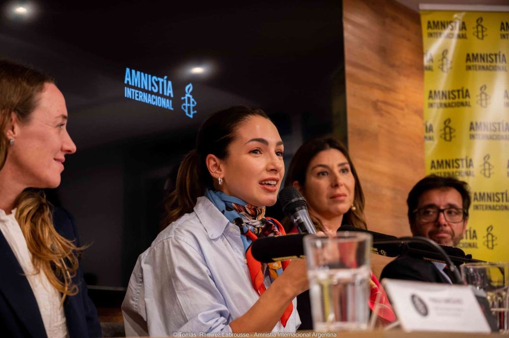 Numa decisão histórica, o ator brasileiro Juan Darthés foi considerado culpado pela violação da atriz argentina Thelma Fardin (ao centro, com microfone). A Amnistia Internacional prestou apoio jurídico e psicossocial a Thelma. Foto © Tomas Ramirez Labrousse / Amnistia Internacional Argentina