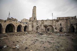 Uma vista da Grande Mesquita de Omar, também conhecida como Grande Mesquita de Gaza, na Cidade de Gaza, destruída a 27 de janeiro de 2024. Este templo, com características arquitetónicas de ambos nos períodos mameluco e otomano, é a terceira maior mesquita de Gaza. O minarete da mesquita também foi destruído após os ataques. As forças israelitas retiraram de algumas partes da Cidade de Gaza após terem lançado uma invasão terrestre na Faixa de Gaza. Estradas, asfalto, edifícios e muitos locais históricos transformaram-se em escombros na cidade devido aos ataques israelitas. (Fotografia de Ali Jadallah/Anadolu via Getty Images)